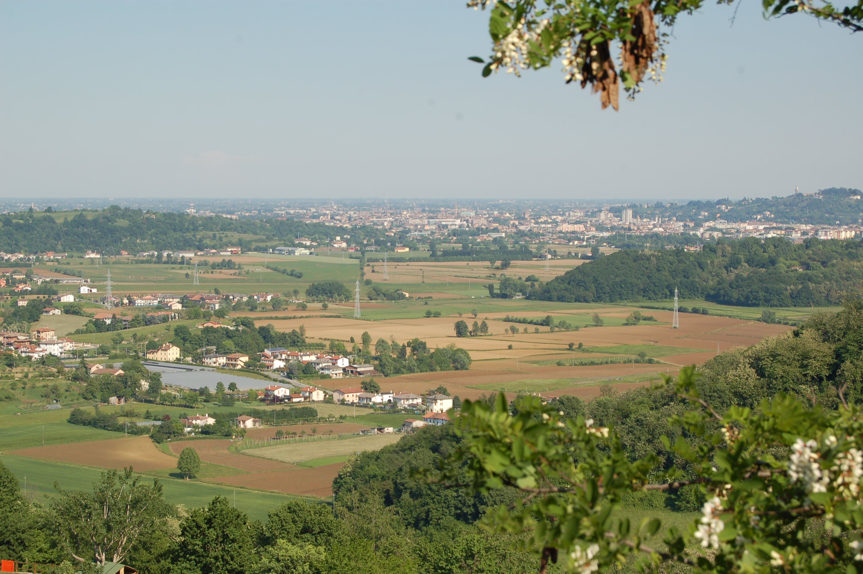 A pochi chilometri la vicina città...